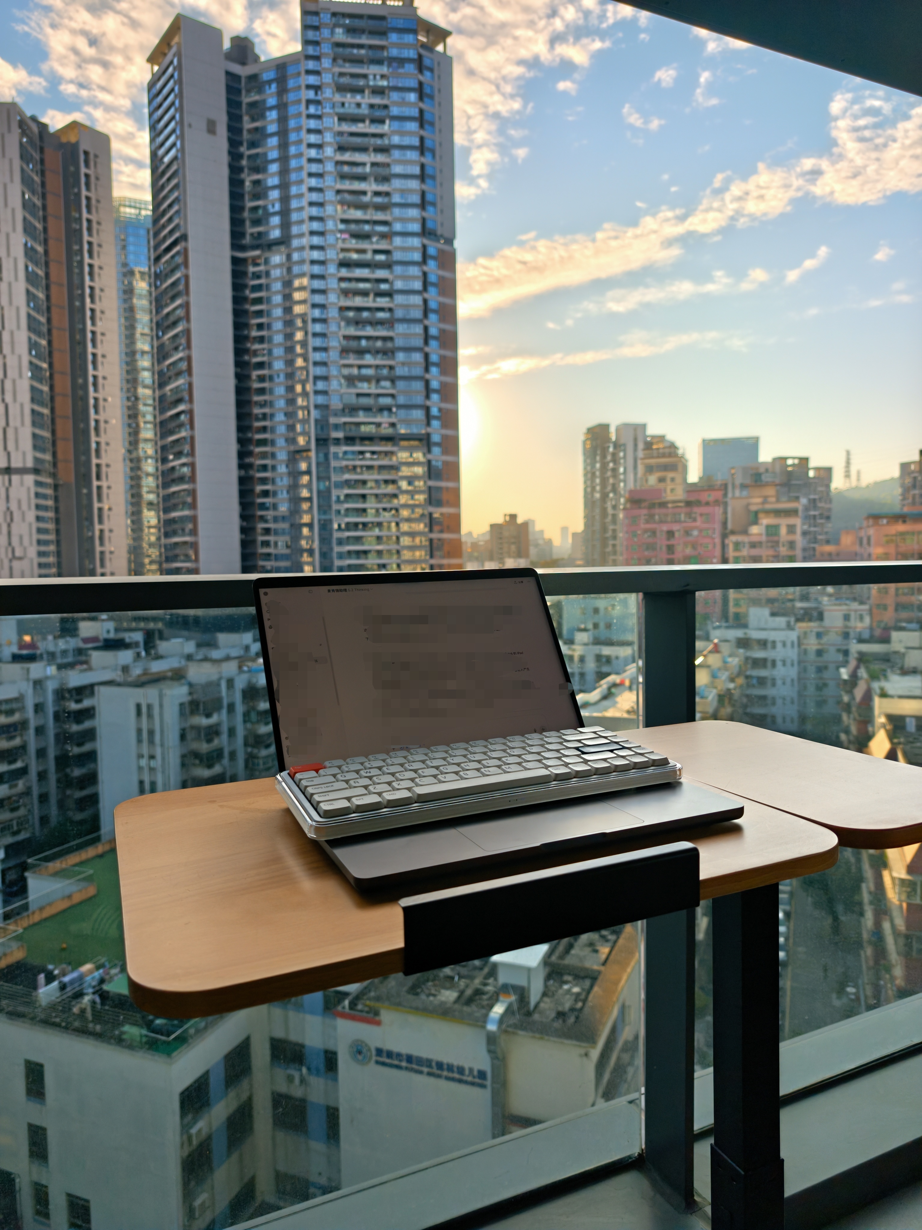 坐着工作累了，就去阳台站着办公一会，这种小支架真不错，用了小半年，非常满意