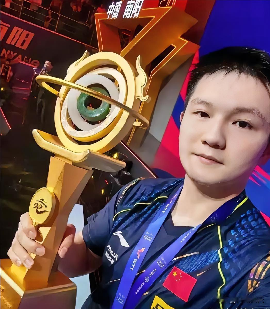 樊振东还有这么一款别具特色的奖杯呢。（2021南阳直通冠军）。
这要真是纯金的，