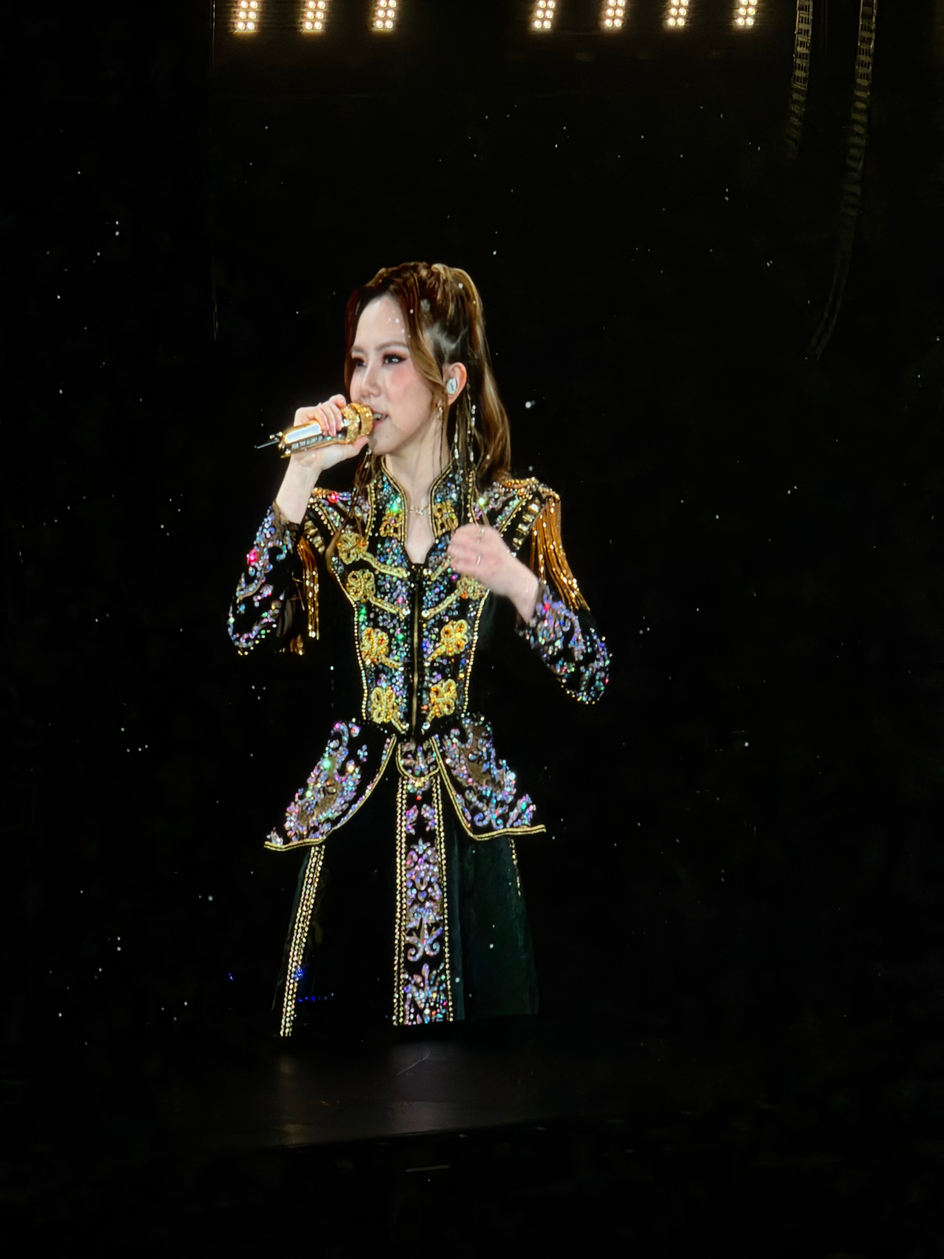 邓紫棋武汉站演唱会换新衣服了，不用再挨冻了[期待][期待][期待] ​​​