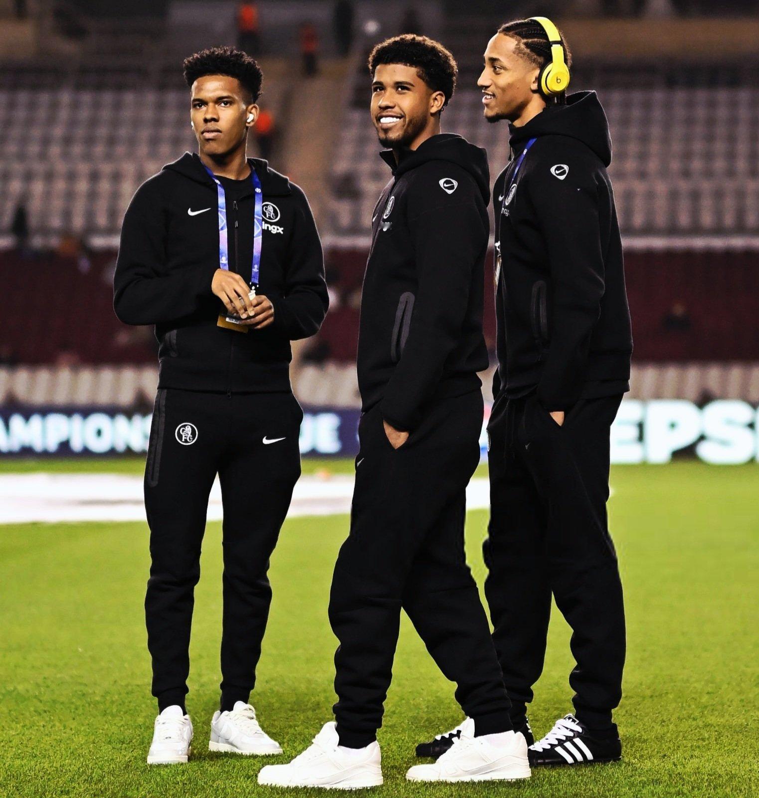 巴西帮？桑托斯：我和和巴西人的关系难以言表，我们总是在俱乐部的设施里走来走去，一