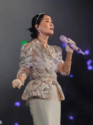 终于明白，为什么那英昨晚非要站在台上唱完，而不是躲起来等风头过去。这几天总有人念