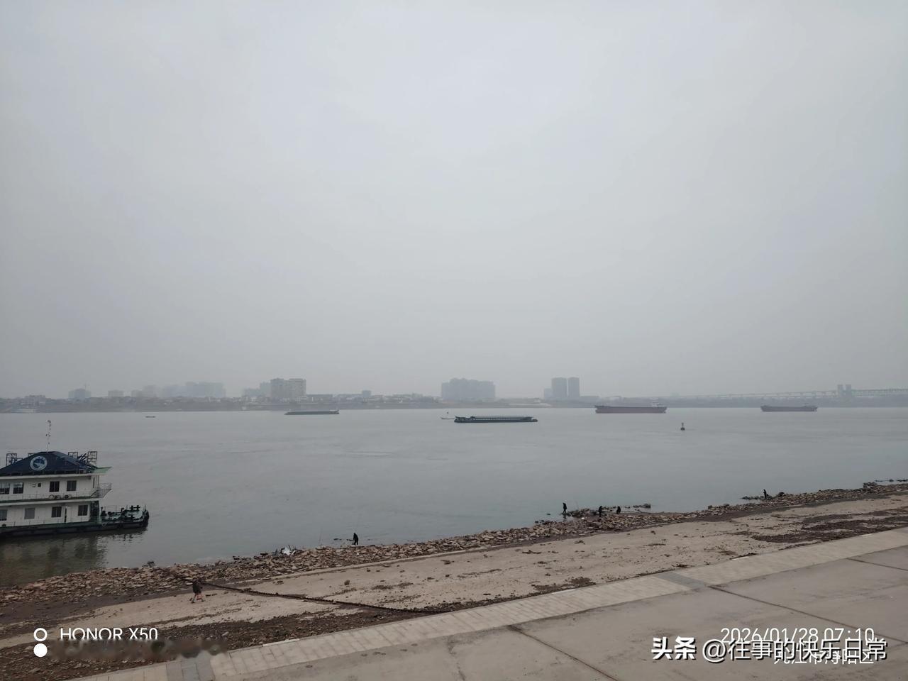 晒图笔记大赛1月28日长江岸边晨练赏长江美景