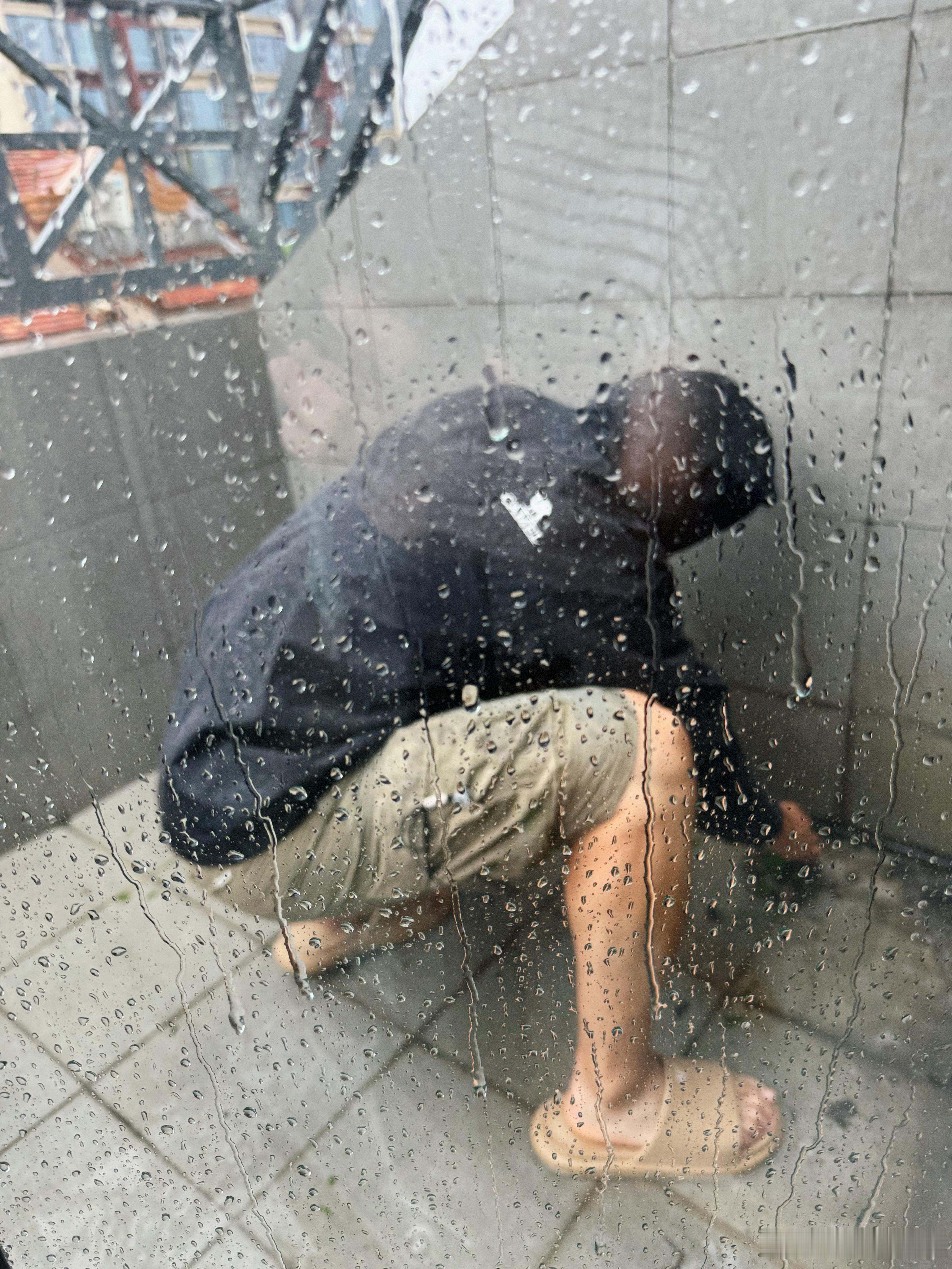 哈哈，虎姐夫说要要给你们感受一下暴雨级防水。雨神名不虚传！ 但是生活中也不会有这