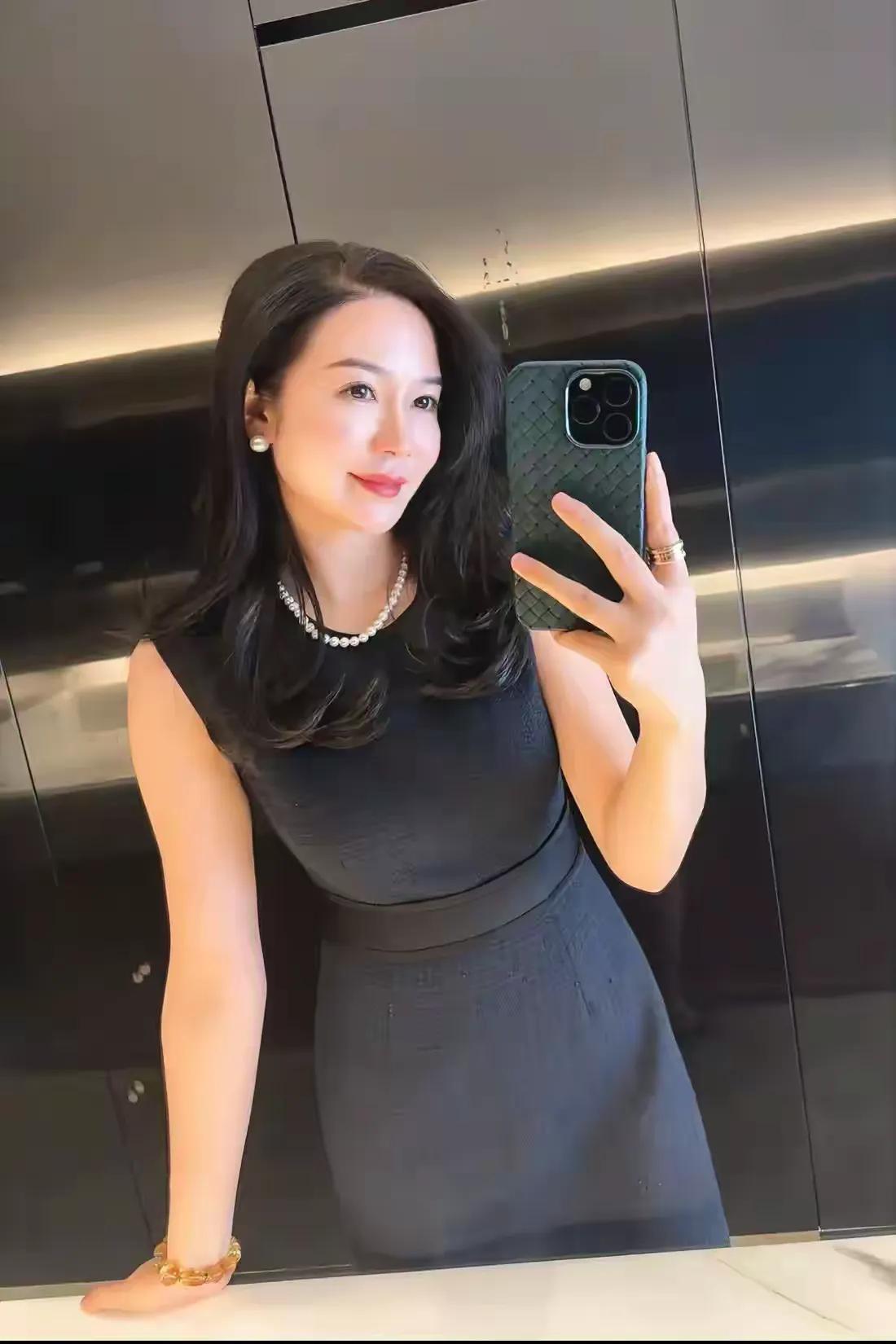 自拍照惊喜不惊喜，状态超级爆棚，中年美妇无惧岁月依然惊艳。