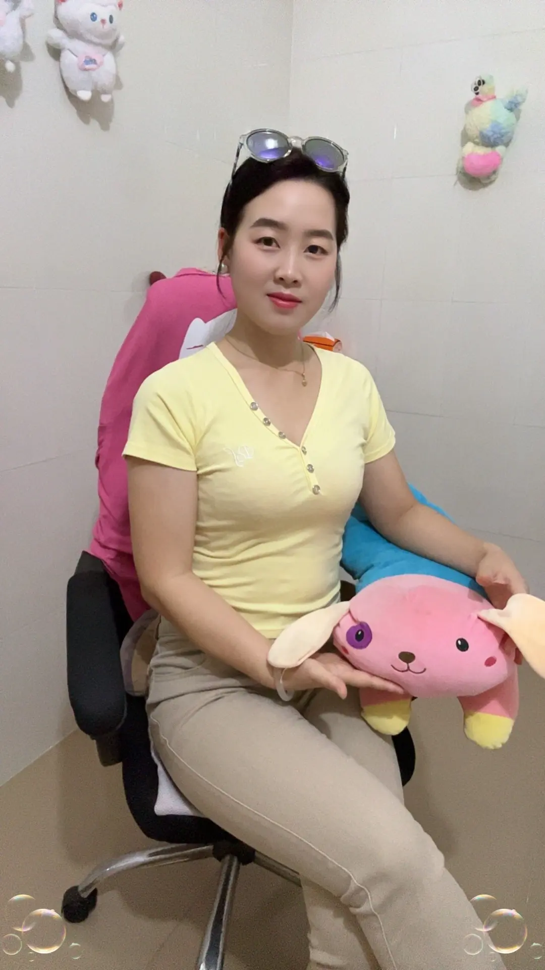 我们80后的，一个比一个累，不是单身就是离婚，不是分床谁就是背靠背，要...