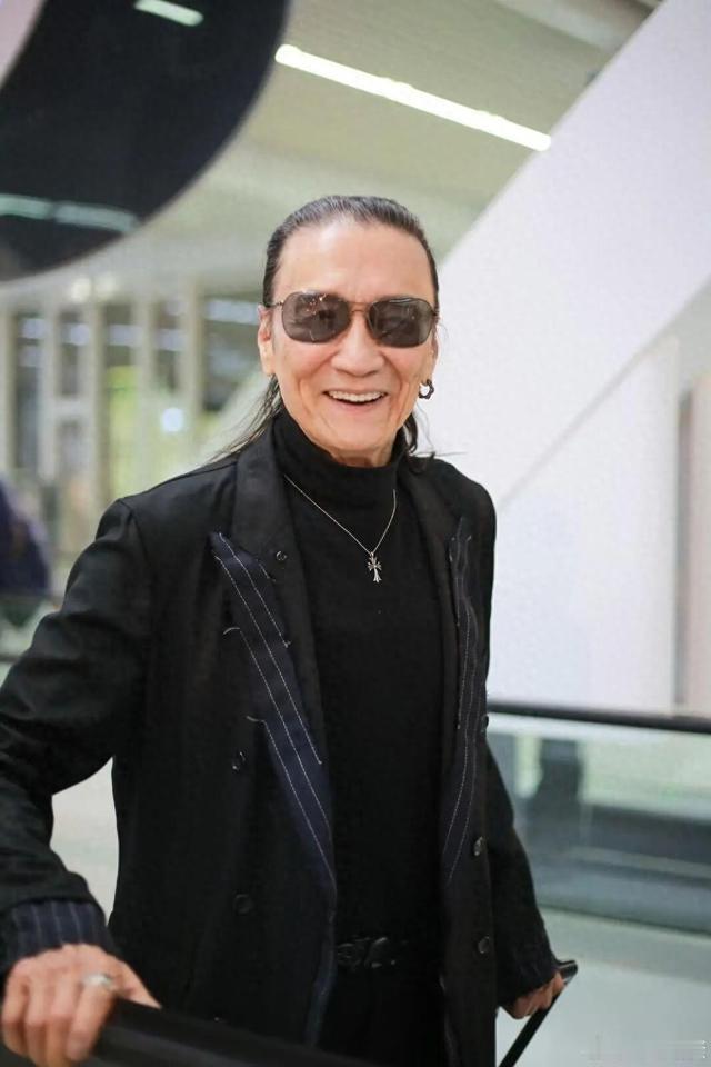 谢贤留给世界的最后一句话，不是“保重”，是“the show must go o