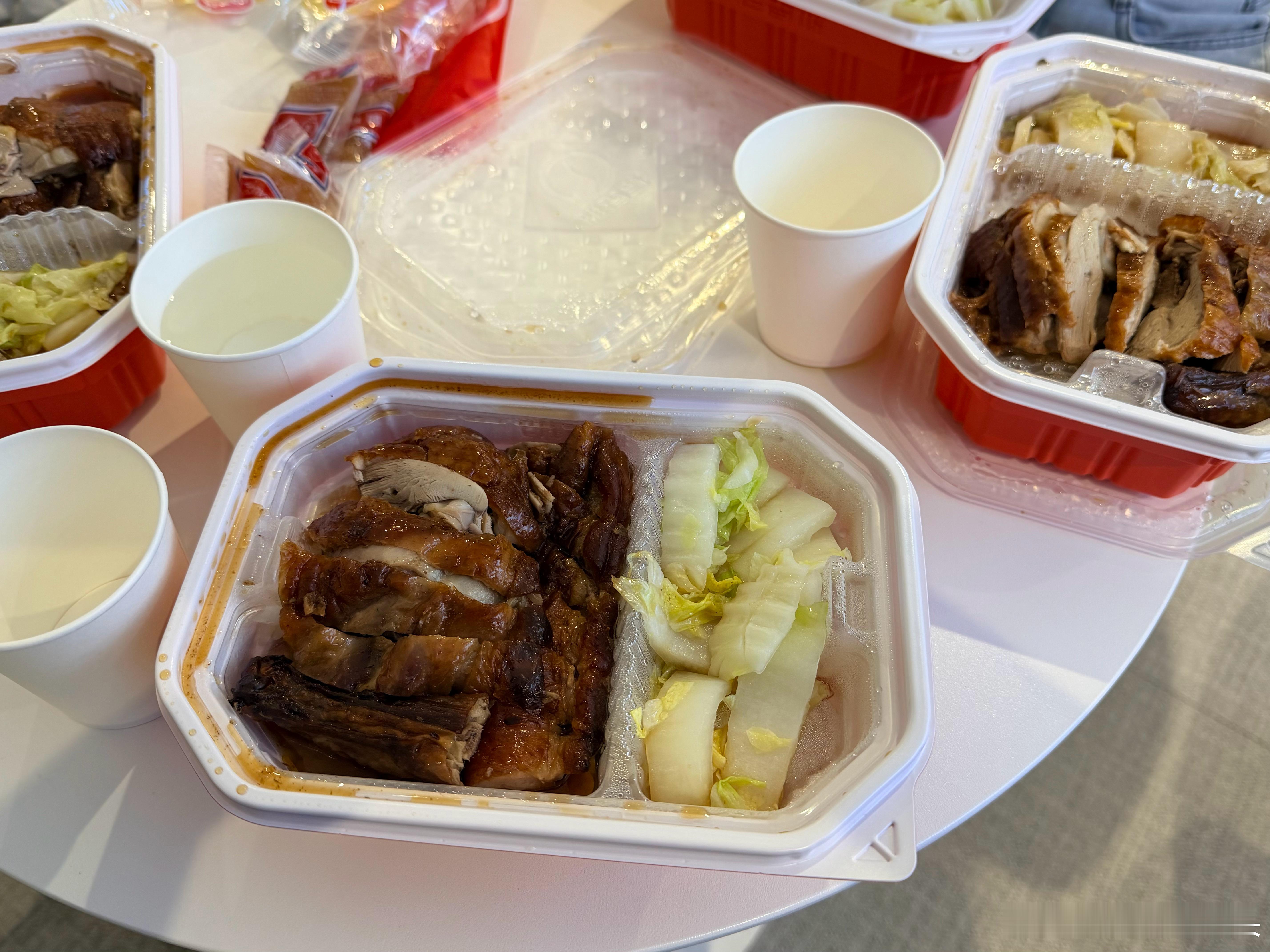 也是吃上小米的客餐了，没想到是鹅肉饭 