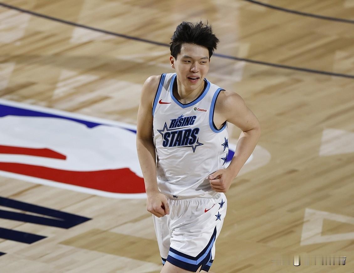 全明星新秀赛规则，完全是本末倒置！
21名球员分成四支球队两两对抗，两支胜出的球