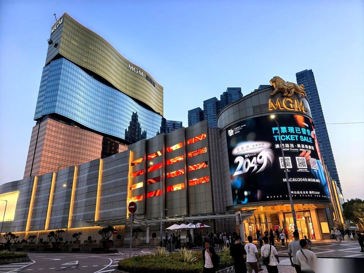 屏幕上，一排红得发亮的圈，15个。
庄家，连赢了15把。
整个场子的人都疯了，里