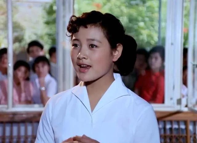 为何民众更喜欢年轻时的陈冲

电影《小花》成就了陈冲，那时她才19岁，还是电影学