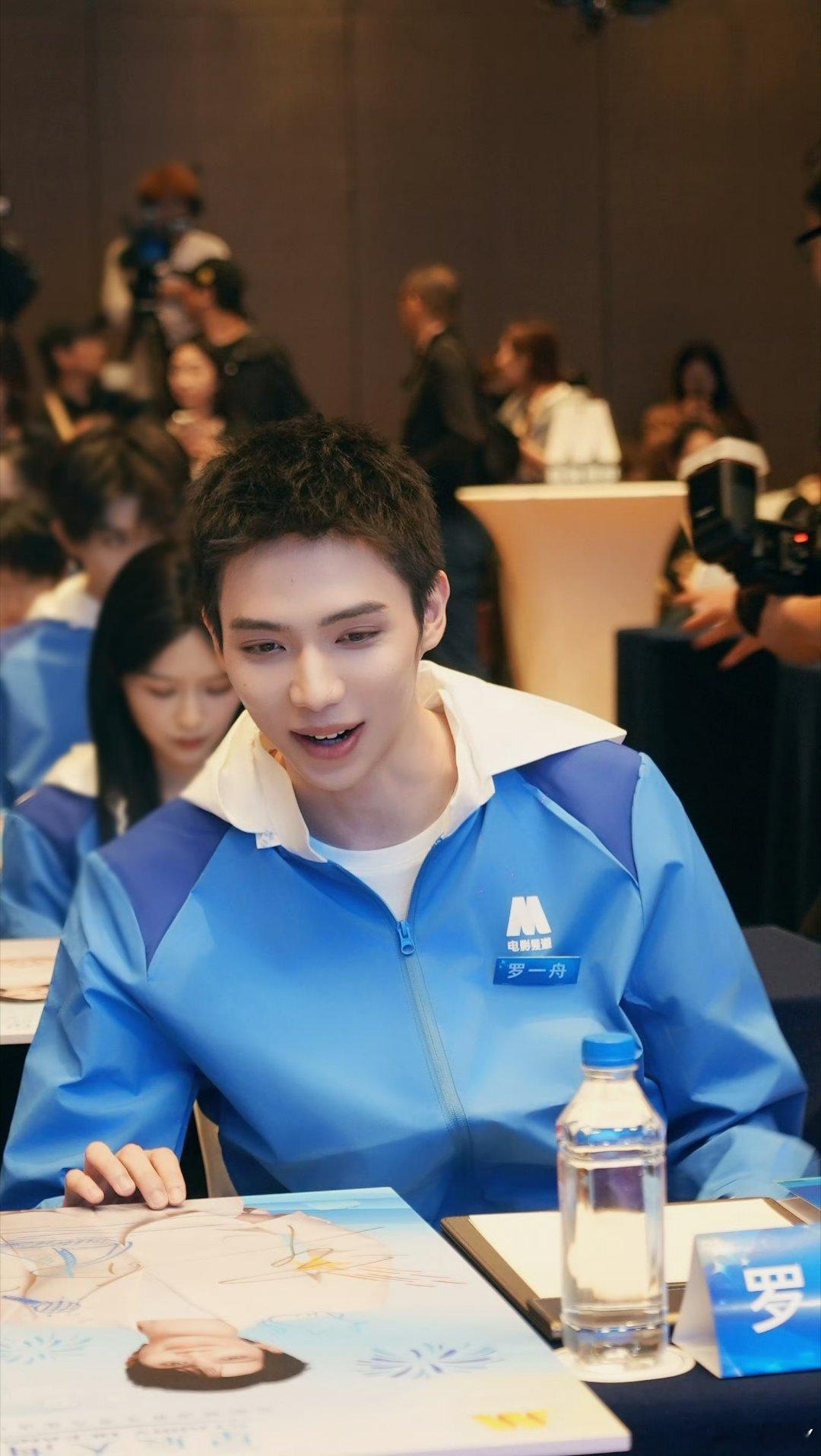 🚢 晚安一舟✨阳光明媚，四季如歌，晚风和你都很独特💚🚢