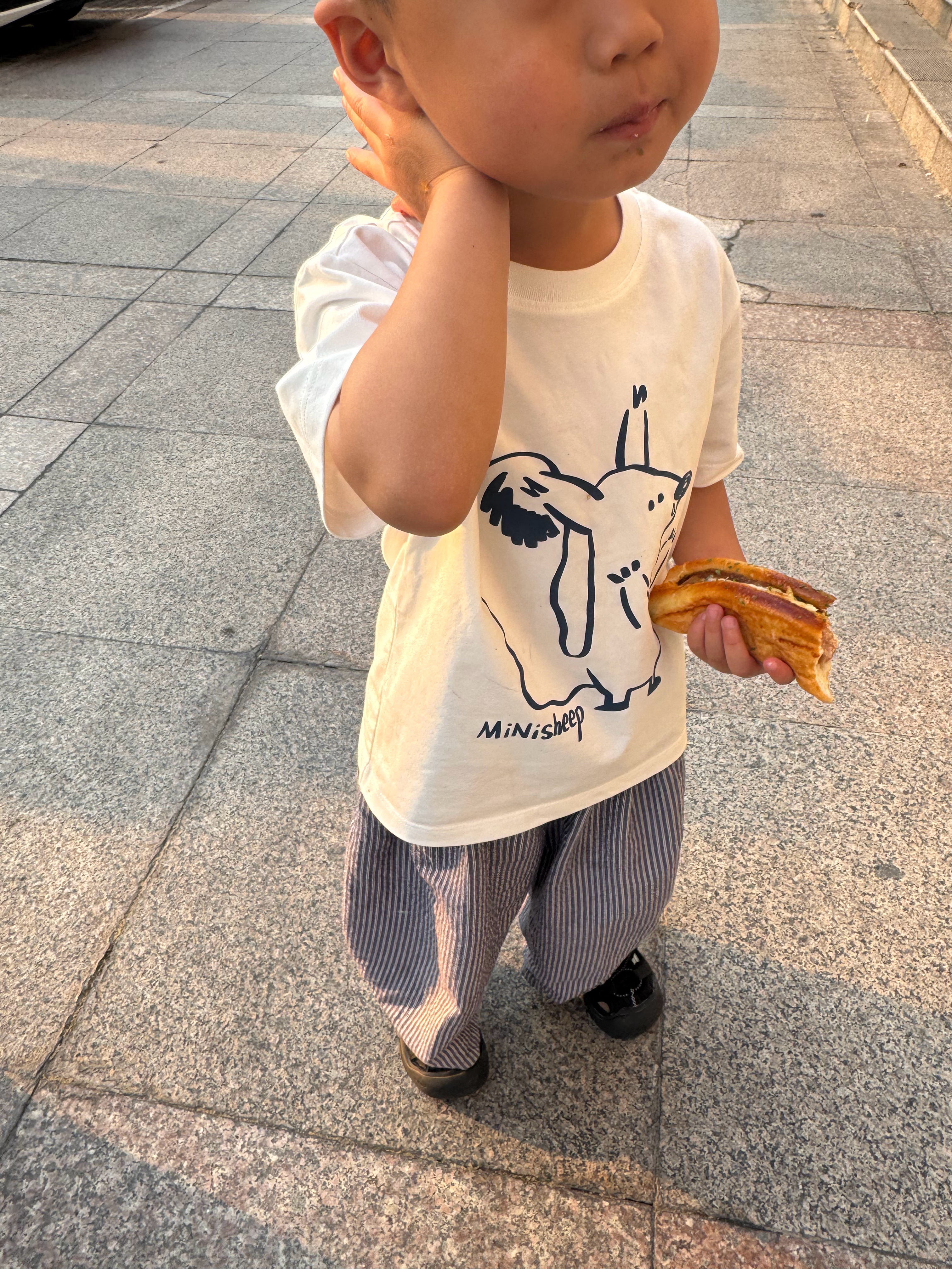 就说给咱孩子养的多在意，早晨穿着白T，一天下来，两顿饭两顿加餐，还户外，放了学又