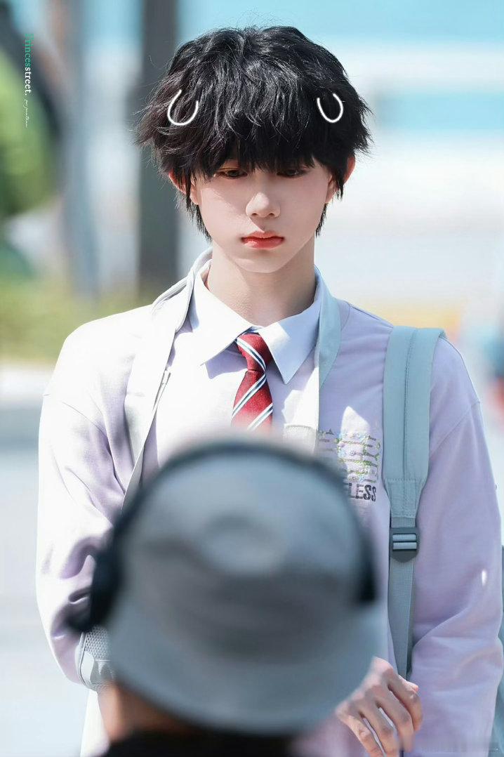 陈奕恒我们的少年时代2单人海报陈奕恒领衔主演✨海报氛围感拿捏到位，少年感由内自然
