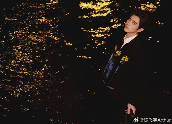 陈飞宇风格大变 哇塞！陈飞宇风格大变超吸睛，深邃五官把混血魅力全释放，氛围精致感