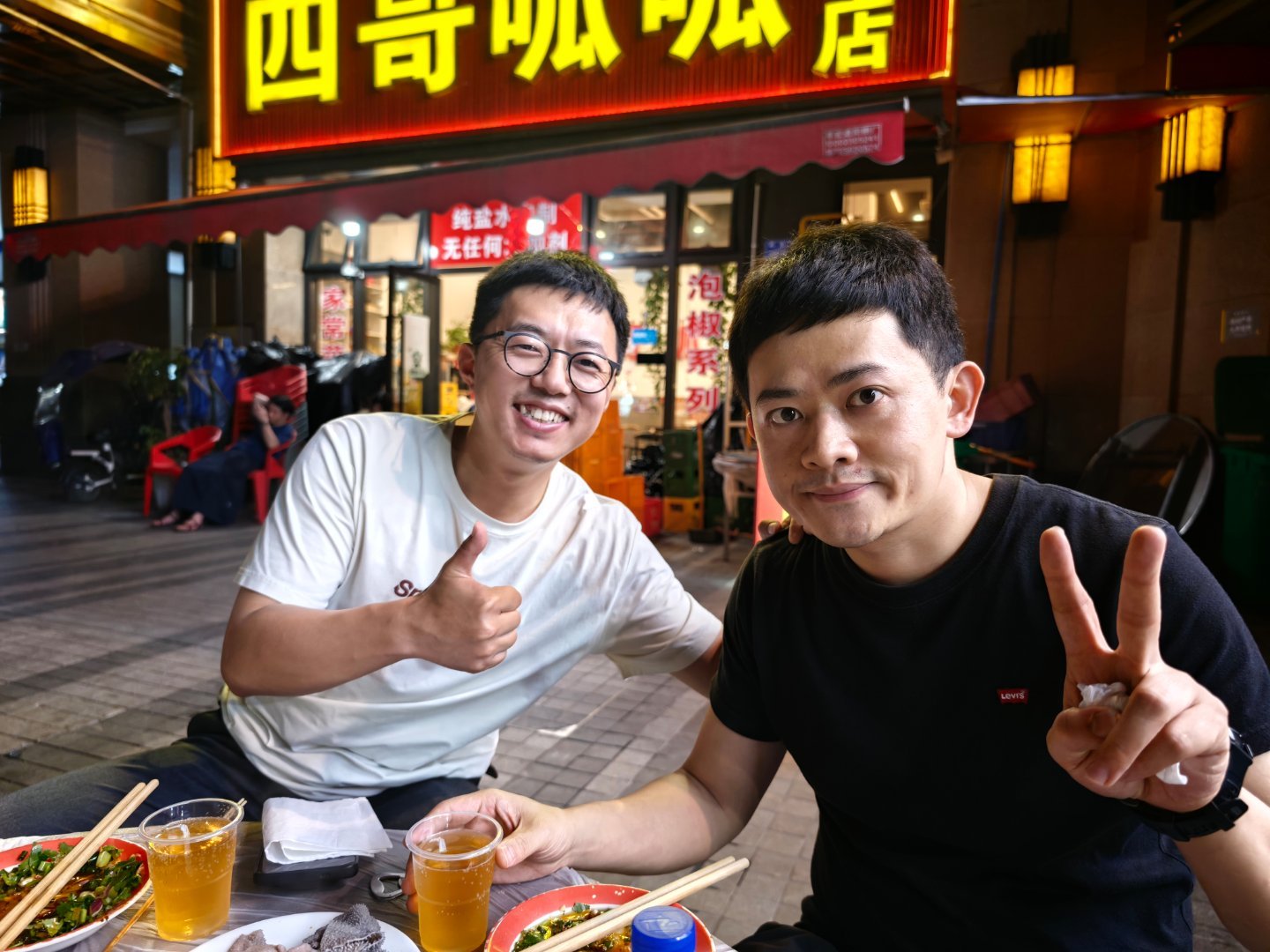 和新重庆人以及老重庆人吃一顿正经的重庆美食没想到我是最能吃辣的那个2个弱鸡 重庆