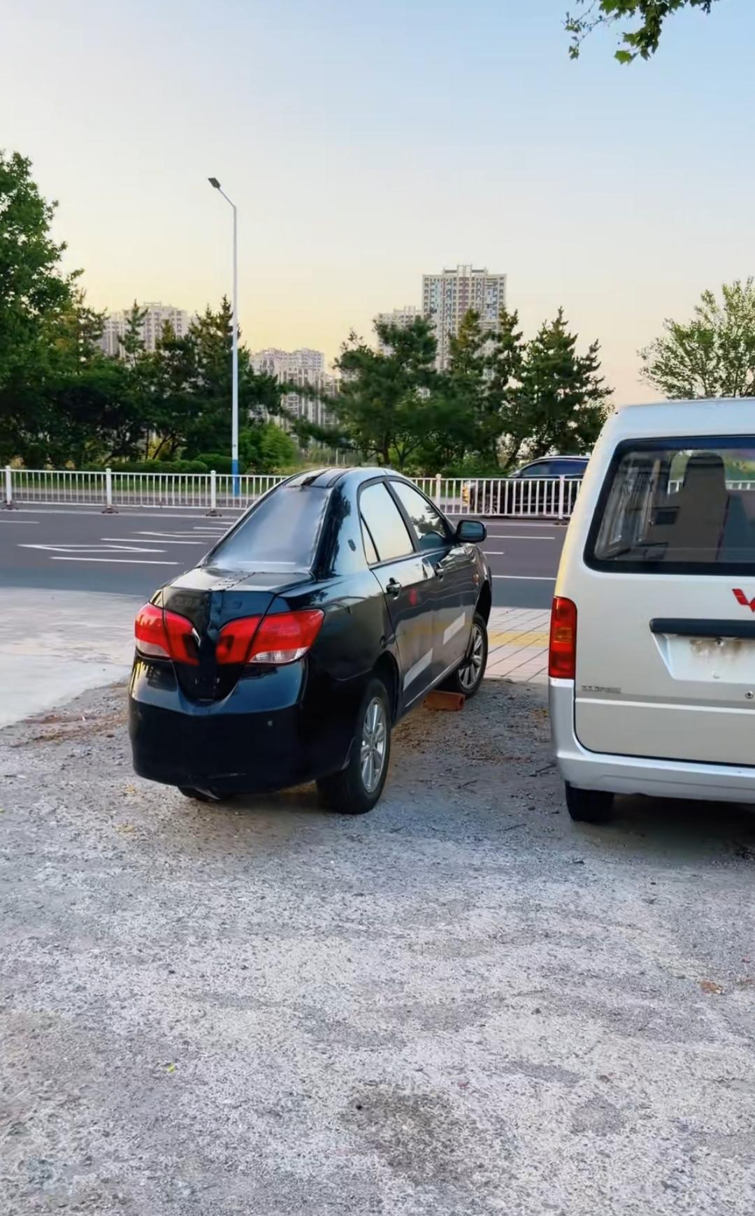 两辆车停在路边，旁边是马路。左边这个是四轮车还是三轮车？电动还是汽车？非常搞笑，