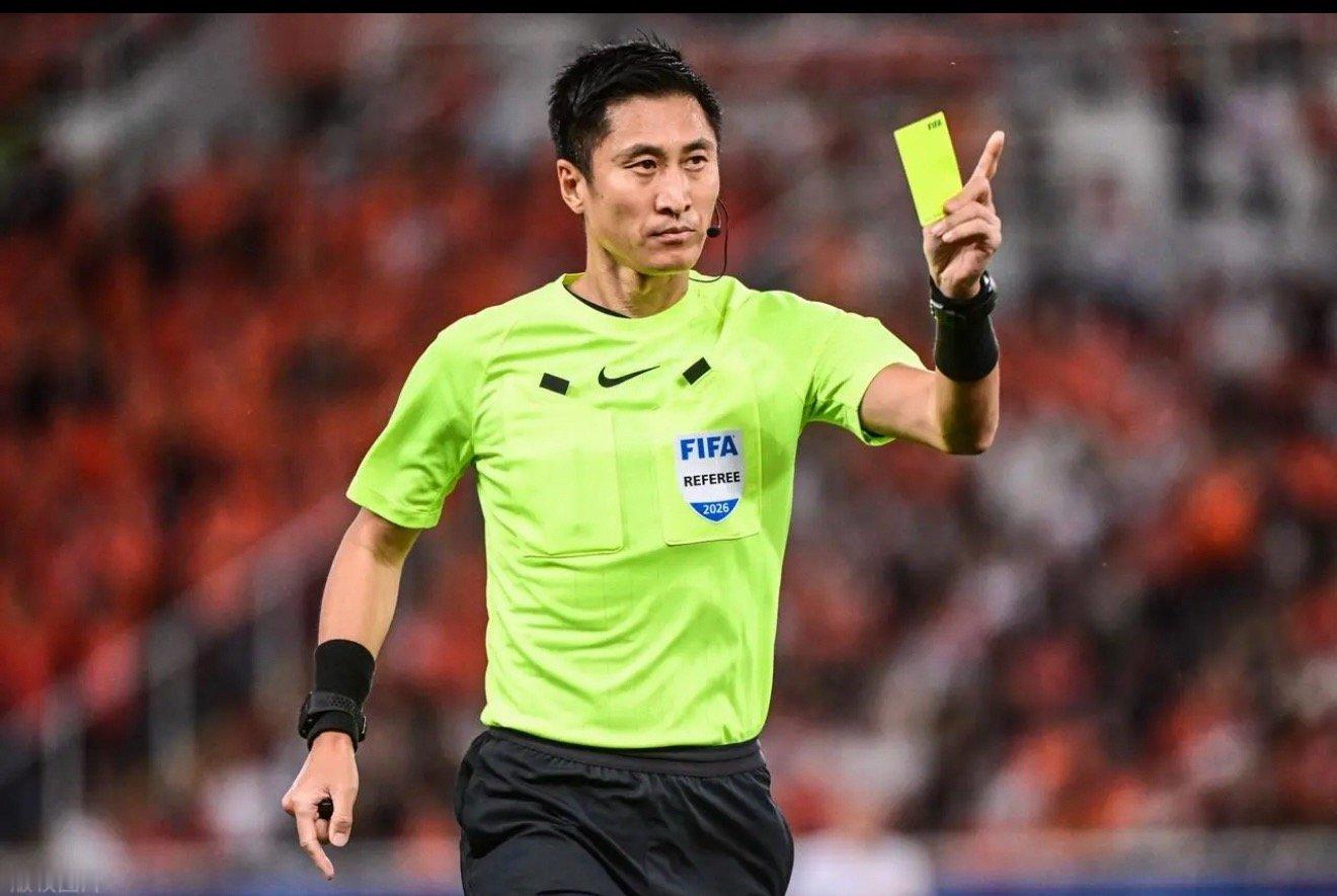 马宁世界杯执掌首秀出示6张黄牌6 月 21 日，美加墨世界杯 E 组第二轮迎来卡
