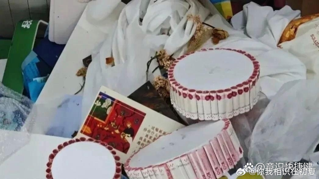 下楼扔垃圾时竟然看到了这个！心都快跳出来了！要不要捡？？？？ ​​​