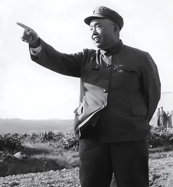许世友上将迎接西哈努克亲王，谁能想到他脚上竟然穿的是布鞋。

1970年，柬埔寨