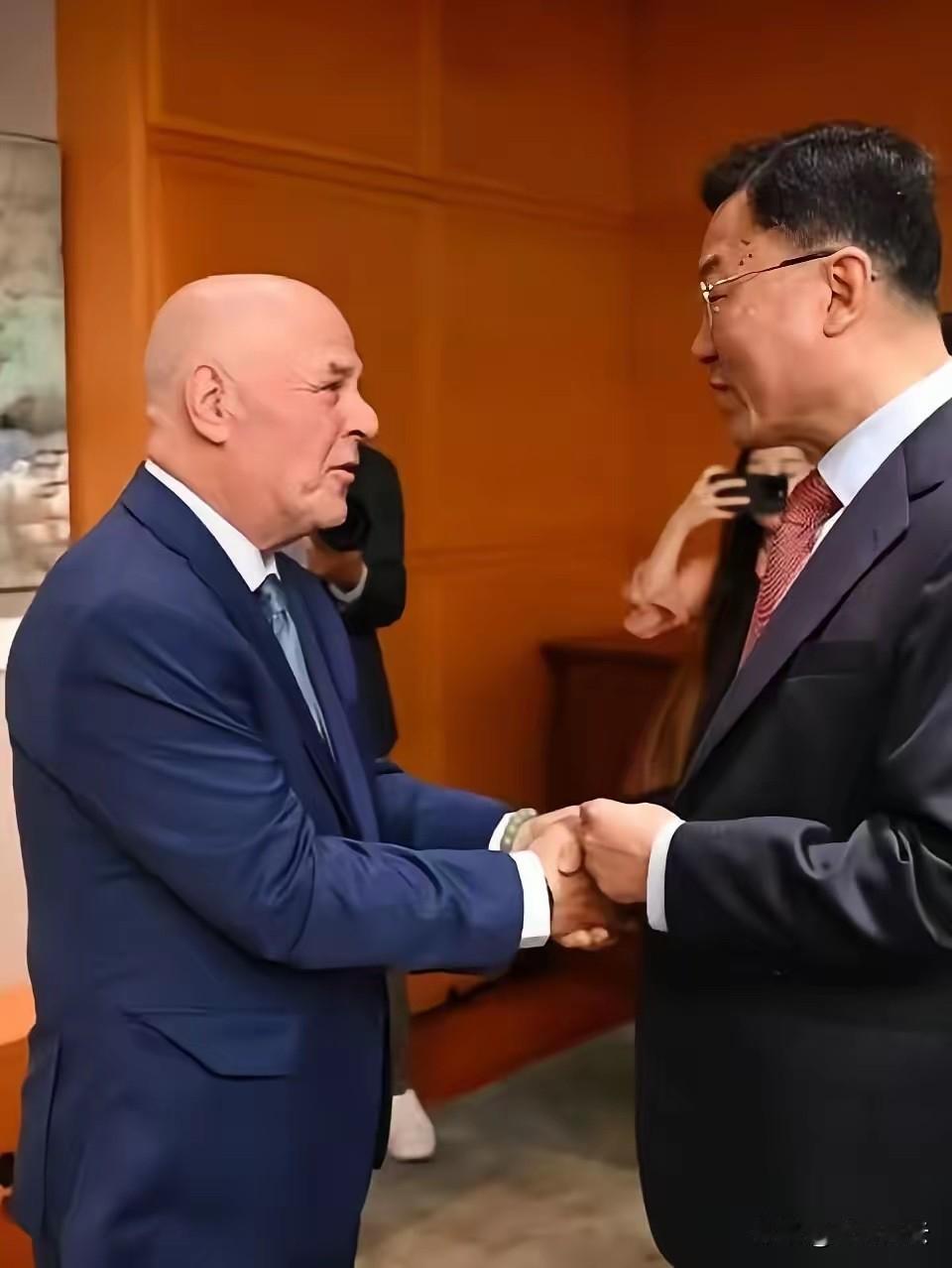 赛考斯先生发表演讲，非常成功！
赛考斯先生在中国驻美大使馆和近千人一起欢度中华人