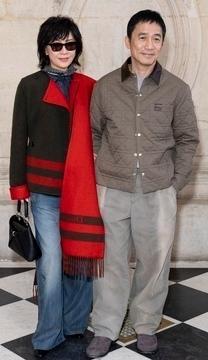 赞！梁朝伟刘嘉玲同框出席活动秀恩爱，穿搭很有情侣范抢眼十足