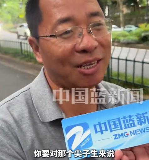 高中3年给孩子补课花了二三十万元。浙江杭州一家长在考场外等孩子时，在接受记者采访