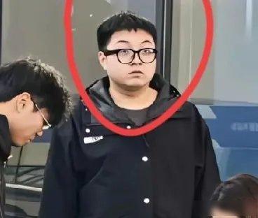 杭州小伙开新车撞倒男销售，赔偿怎么办？
       新车刚开上路，保险却没生效