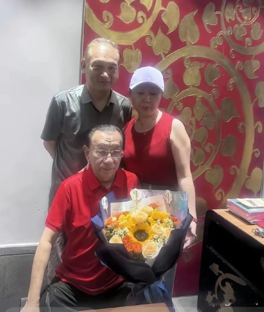惊不惊讶？脑回路都反应的有点儿慢。侯耀华发视频称谢雷携夫人来看自己！
整天说的白