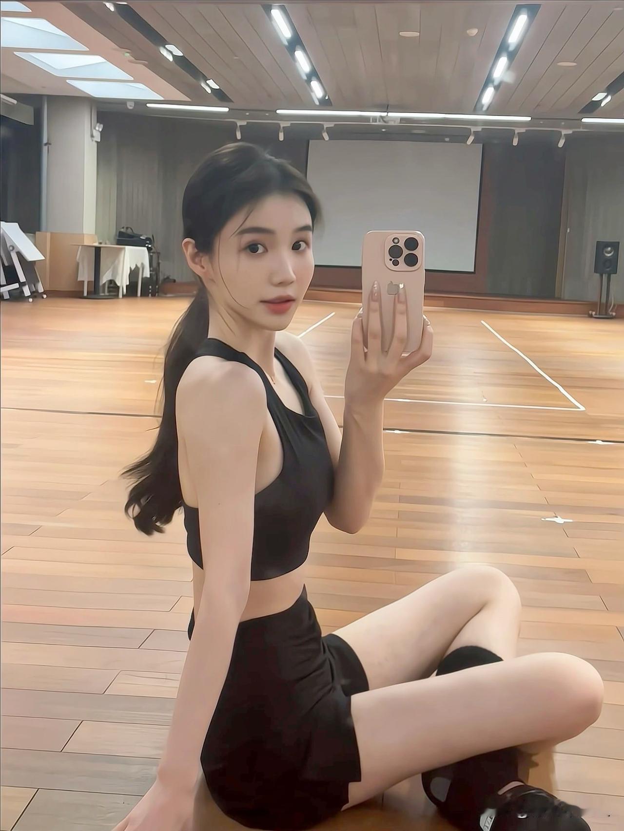 夏天又白又瘦的女孩子
真的会让人看了移不开眼呀！
希望你也是。