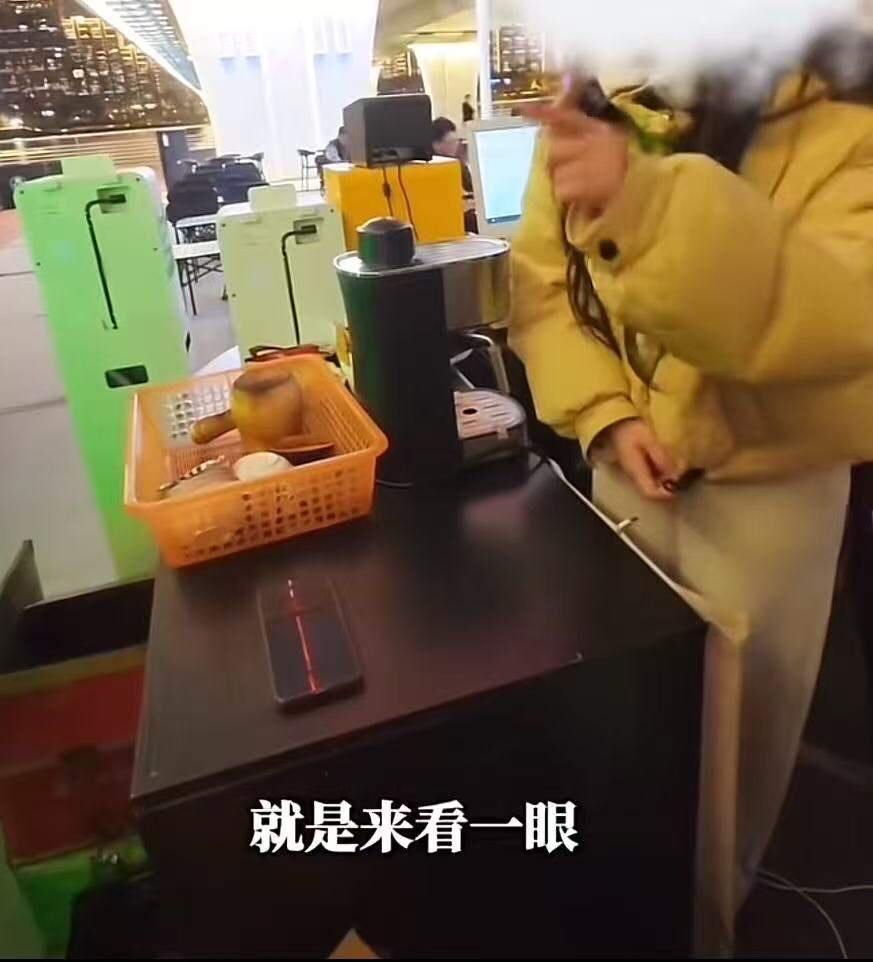 “看一眼就要50块？你咋不去抢！”维修师傅上门看了一眼电器，说修理要1000块钱