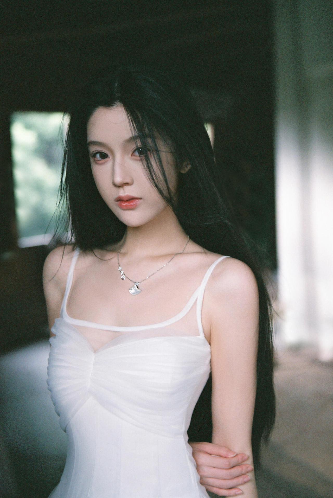 优雅黑发少女，复古风穿搭，复古相机滤镜，时尚复古风