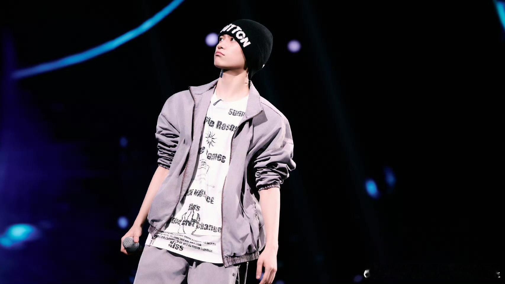 梓渝武汉彩排图穿越万千时间之线， 于人海之间，奔赴每一次与你们的见面。—梓武汉彩