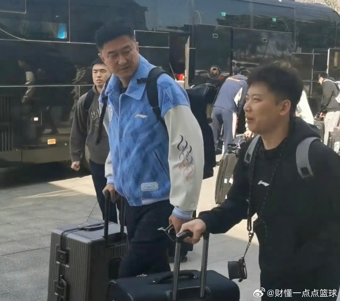 广东宏远男篮继续客场征程，今天已抵达青岛，备战明晚对阵青岛男篮的关键战。难肯定是