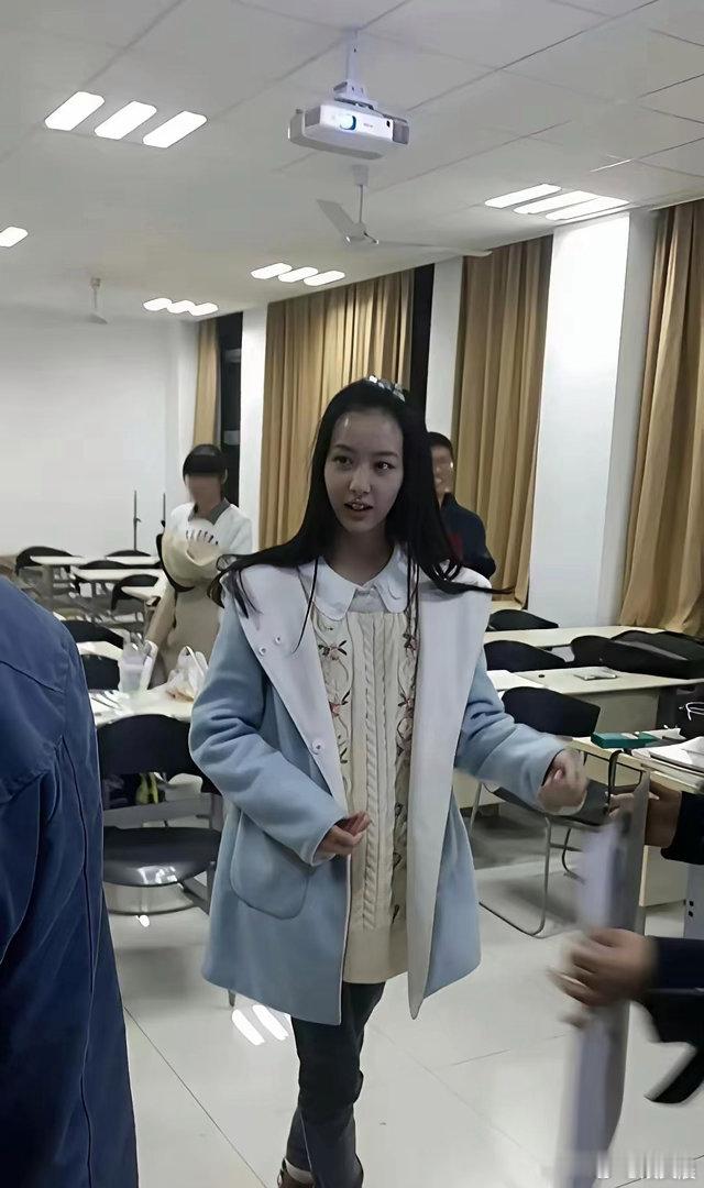 大学时期的陈都灵清丽温婉，长相干净脱俗颜值出众，气质浑然天成，校花称号果然名副其