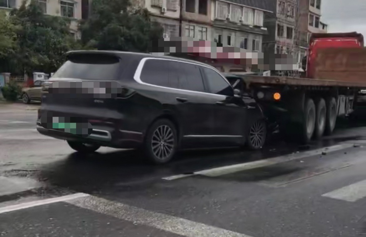 6月15日，玉林马坡新能源suv追尾撞上大车车底损坏，会不会报废了？！同城热点创