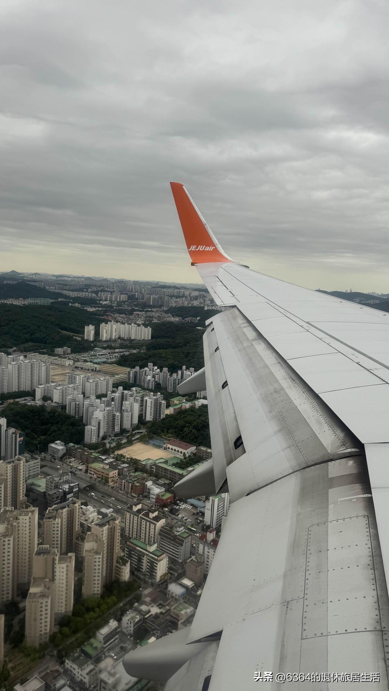 仁川国际机场，发往青岛的航班已到起飞时间，一大姐气喘吁吁地迈进机舱，继而小步跑向