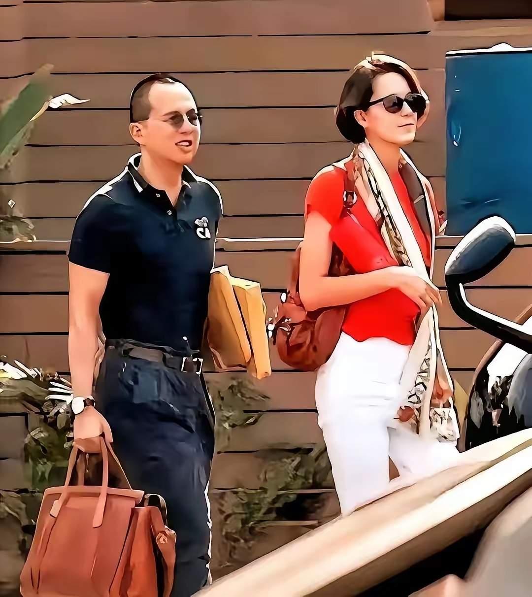 “豪门大少李泽楷？在她面前也就是个拎包站位的。”

梁芳这种女人，不装乖、不讨好