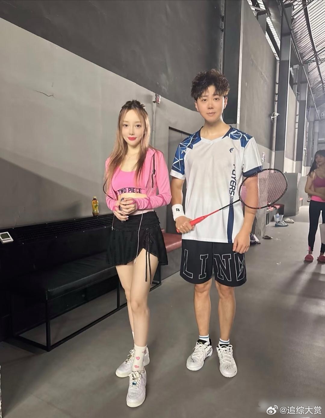 李小璐打羽毛球被偶遇，她的穿衣打扮好少女，一点不像44岁，身材凹凸有致，皮肤白皙