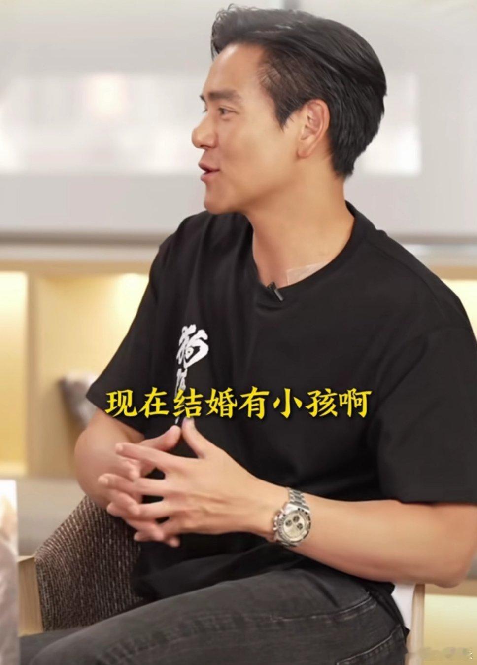 #彭于晏说正在追随胡歌的步伐# 彭于晏终于意识到现在单身界就剩自己了[笑cry]