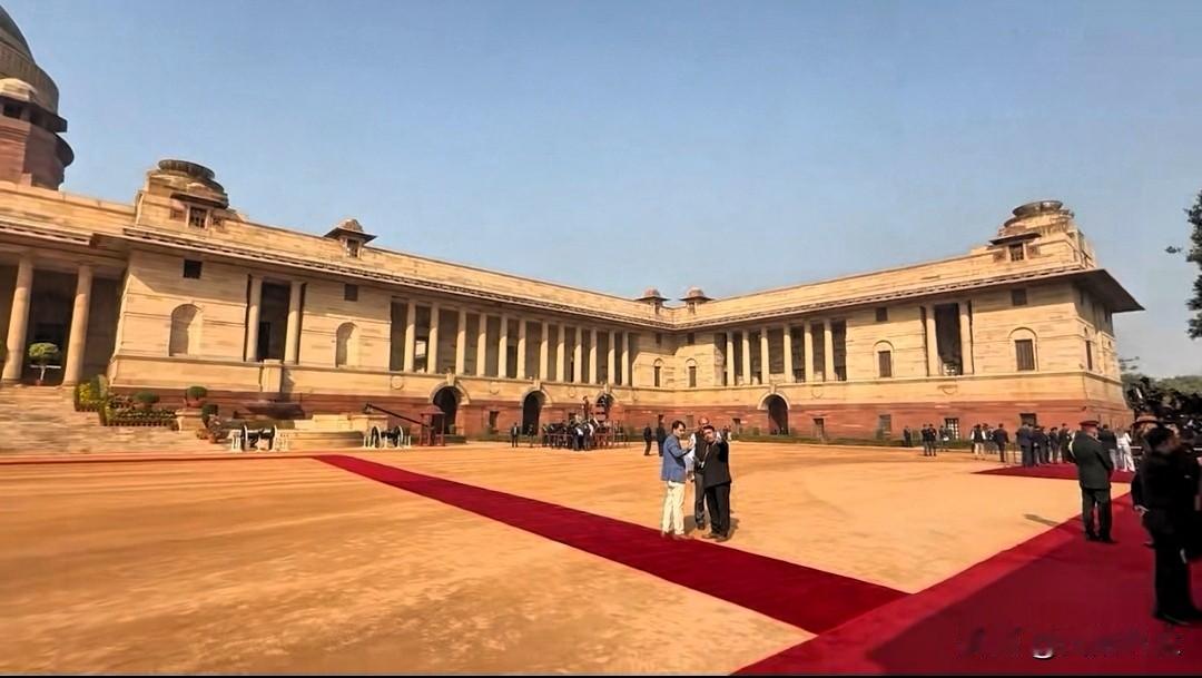 印度总统德劳帕迪·穆尔穆和印度总莫迪在新德里海德拉巴宫总统府前的广场为俄罗斯总统