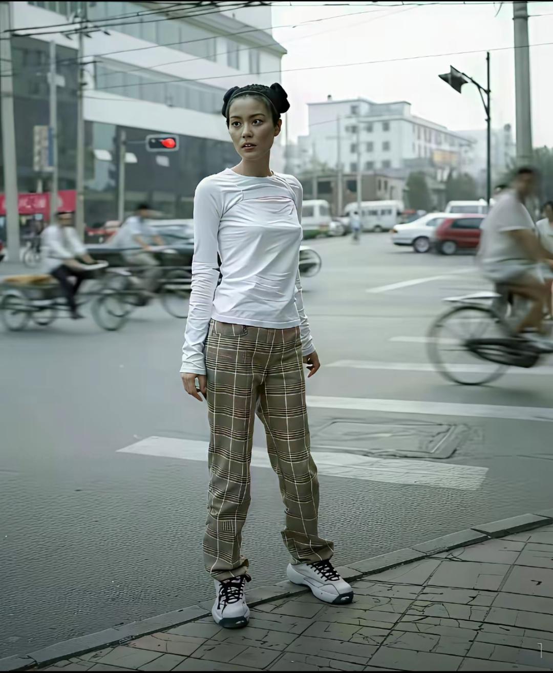 从胡同姑娘逆生长到天后级的蜕变之路

仔细看看这张王菲1997年在北京西单街头被