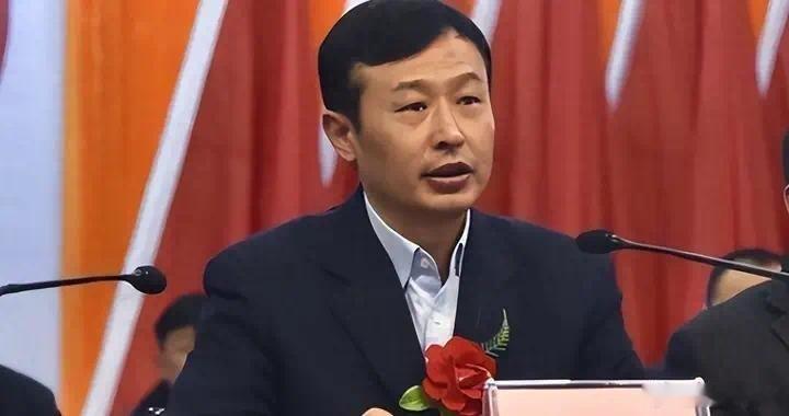 凤凰新闻【表妹变情妇？老师出身的县委书记，丧心病狂，联手敛财超4000万】谁能想