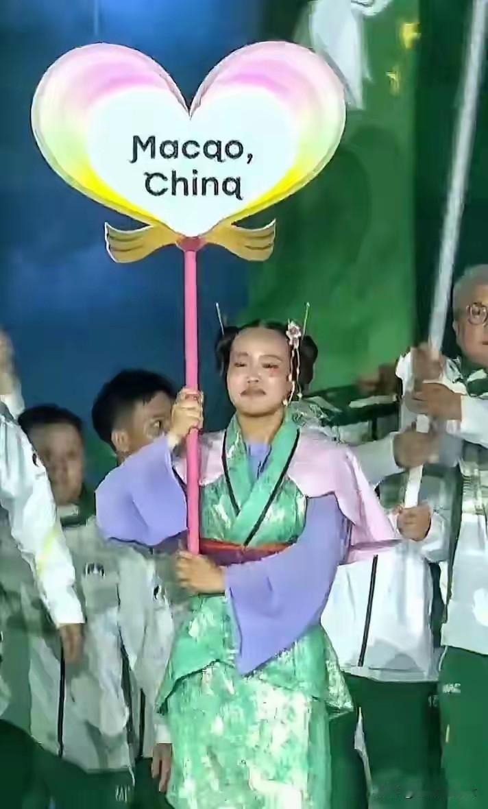 看了一下日本名古屋亚运会开幕式的举牌引导员，我就想问一句，日本的美女都去哪里了？