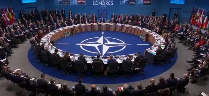 俄方终于主动示弱，愿意在持续三年的和乌克兰的战争中低头，话虽这么说，但他依旧需要