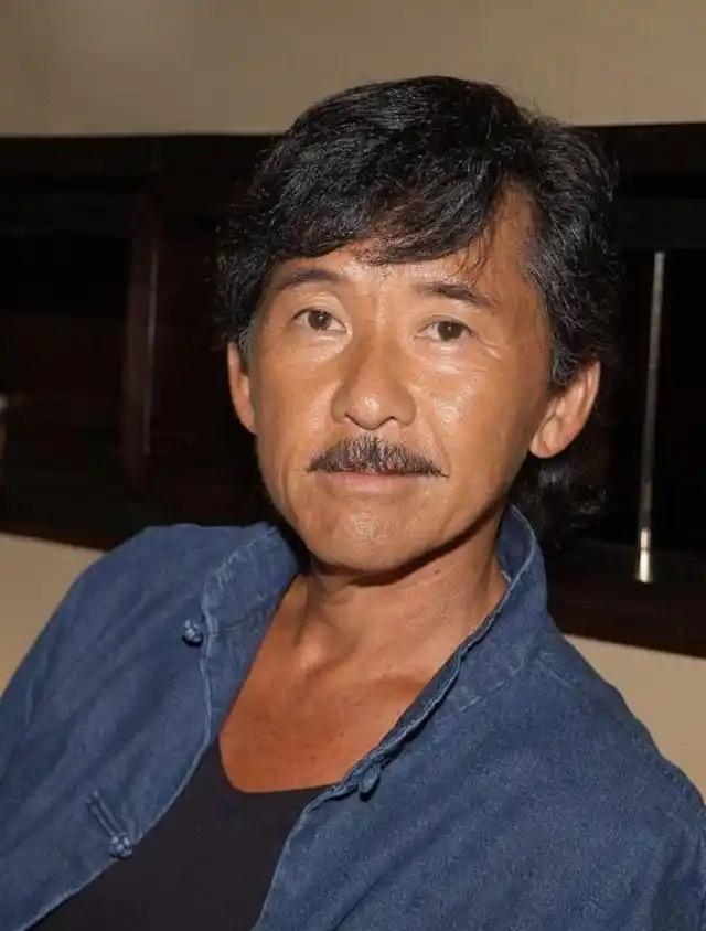 香港娱乐圈流出一张照片，让所有狗仔都惊掉了下巴。在75岁林子祥的生日宴上，他的前