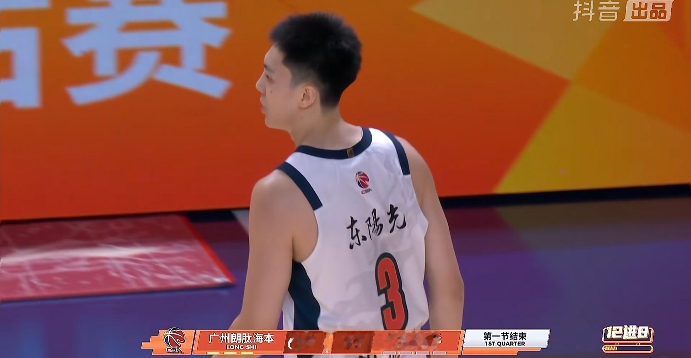cba季后赛胡明轩上场后首节三个三分球。 