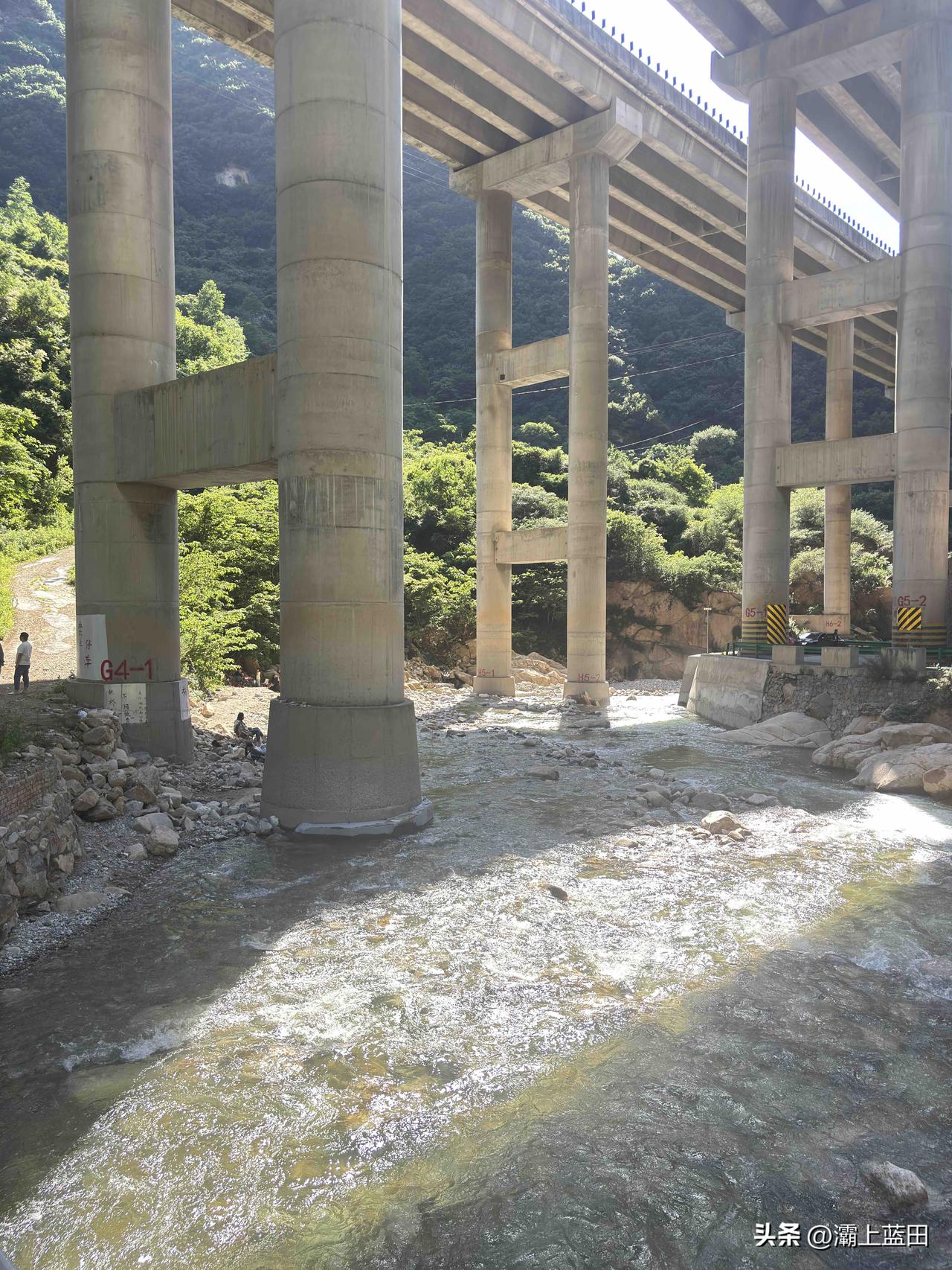 蓝田九灞路，一到夏天，来这里河道避暑的游客就很多，特别是周末，人更多。这里不限制