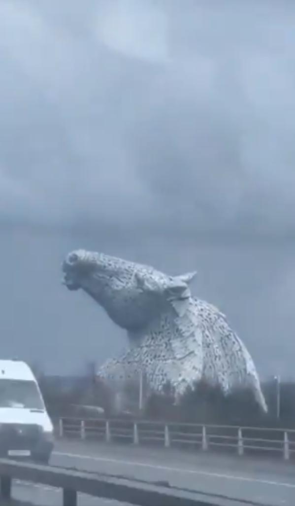 看看苏格兰的马雕塑：凯尔派雕塑是一对高30米（100英尺）、重300吨的不锈钢马