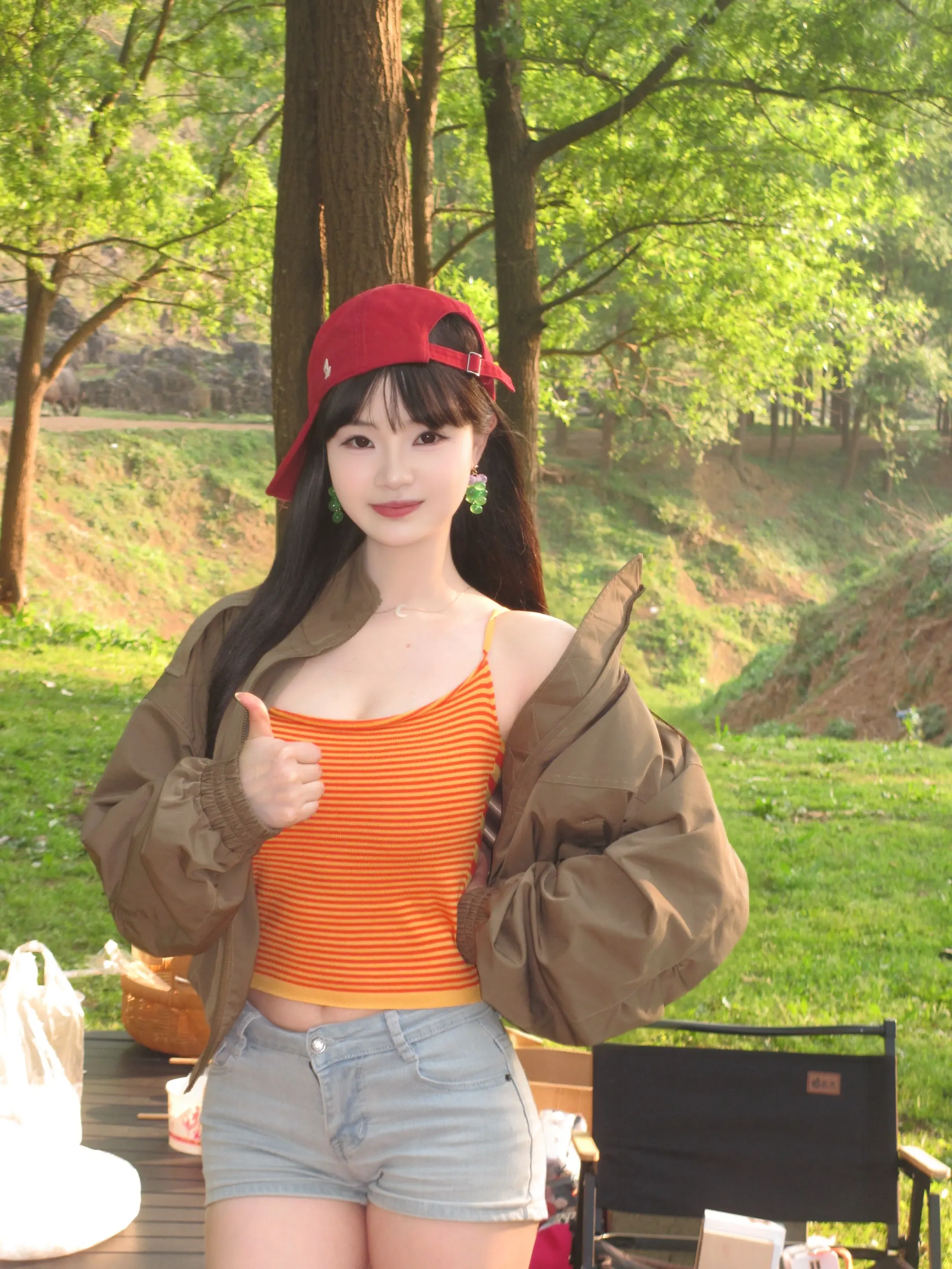 从房子走出去，站在春天中