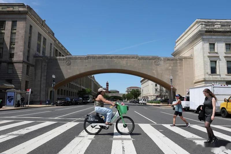 【在特朗普执政的头五个月里美国农业部流失了2万名员工】[我去，这政府真的是精美人